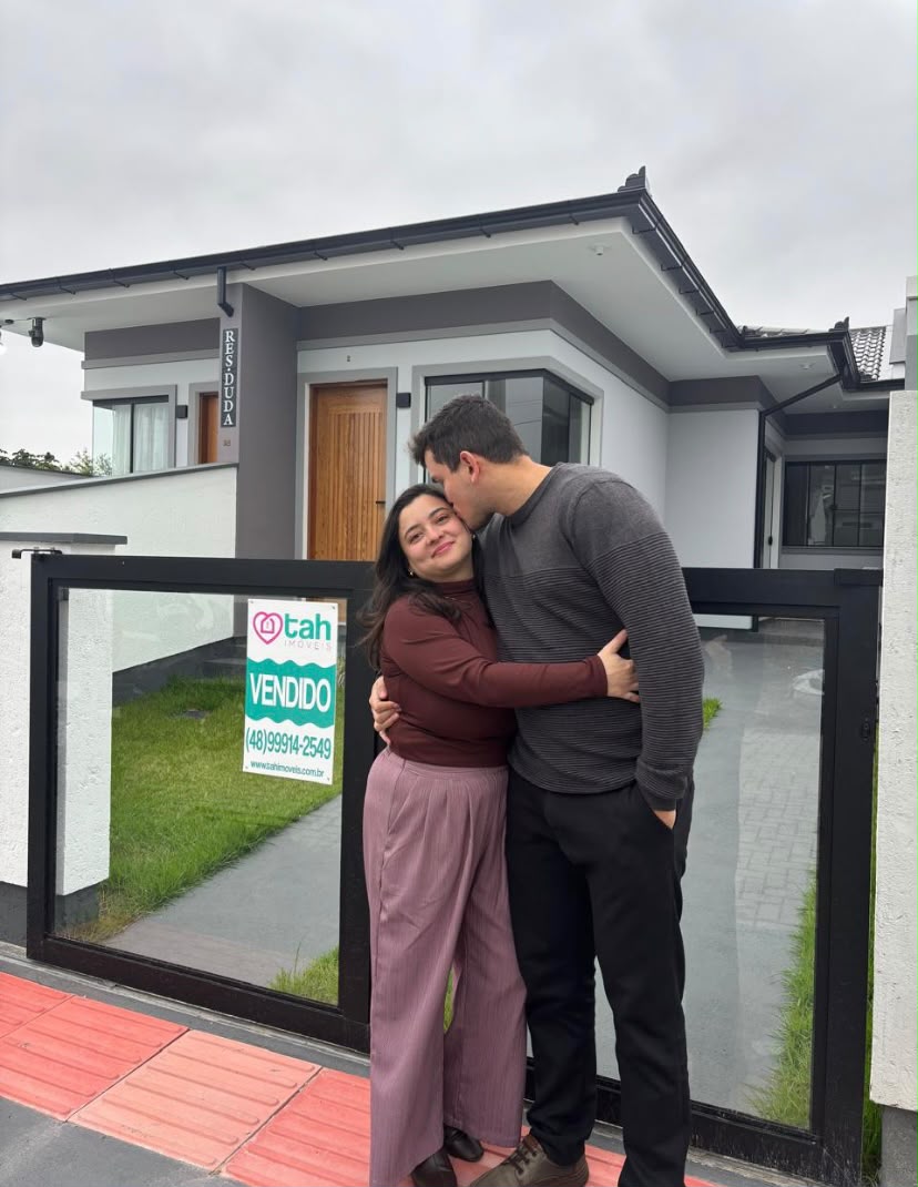Clientes da Tah Imóveis celebrando a conquista do imóvel