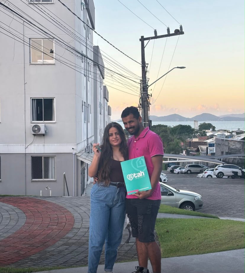 Clientes da Tah Imóveis celebrando a conquista do imóvel